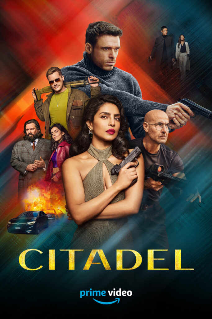 Filmplakat der Prime Video-Serie «Citadel»: Mehrere Personen in Agenten-Outfits mit Waffen, darunter eine Frau in goldenem Kleid im Vordergrund. Dramatische rot-blaue Beleuchtung mit Explosionen im Hintergrund vermittelt Action-Thriller-Atmosphäre.