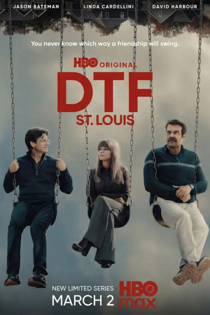 HBO-Poster für die Serie «DTF St. Louis» mit drei Erwachsenen auf Schaukeln vor bewölktem Himmel. Links ein Mann in dunklem Pullover, mittig eine Frau mit langen Haaren, rechts ein Mann mit Schnurrbart. Text: «You never know which way a friendship will swing».