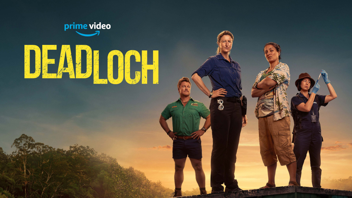 Poster für die Prime Video-Serie «Deadloch». Vier Personen in Arbeitskleidung stehen vor einer Landschaft mit Bäumen und Sonnenuntergangshimmel. Von links: Mann in grüner Uniform, Frau in Polizeiuniform, Frau in Freizeitkleidung, Person in dunkler Uniform mit Ausrüstung.