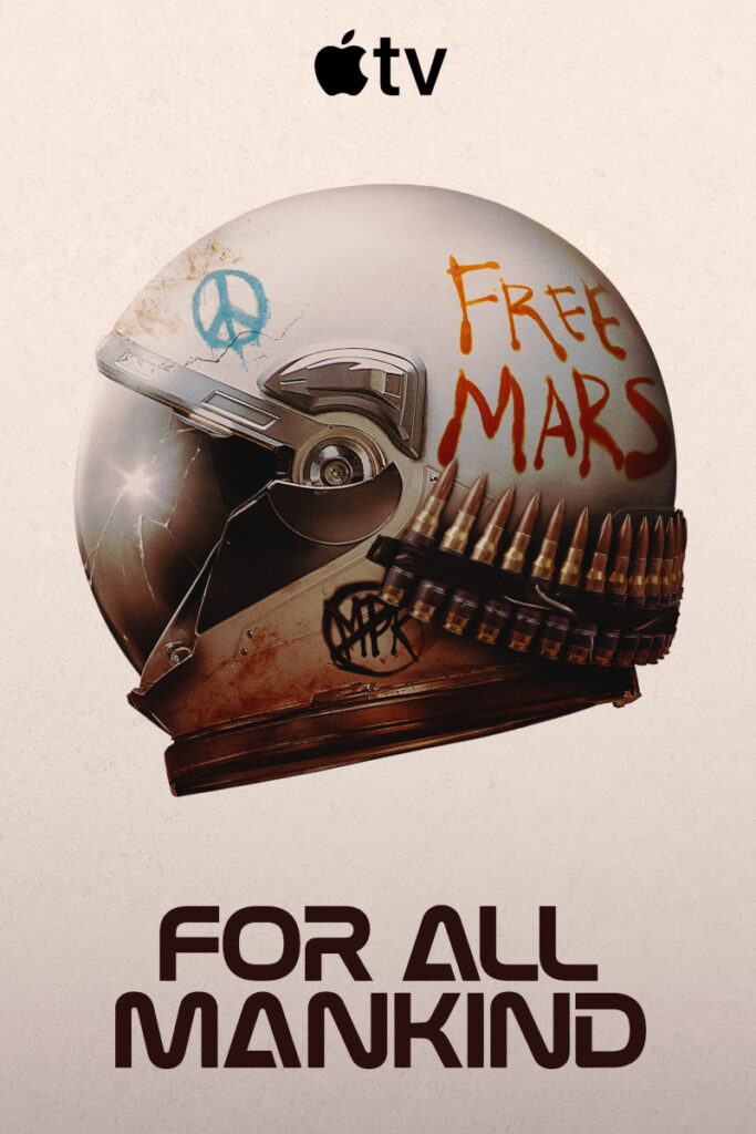 Ein futuristischer Militärhelm mit Visier und Munitionsgürtel, verziert mit einem blauen Friedenszeichen und dem roten Schriftzug «FREE MARS». Oben das Apple TV Logo, unten der Titel «FOR ALL MANKIND». Werbeposter für die Apple TV Science-Fiction-Serie.