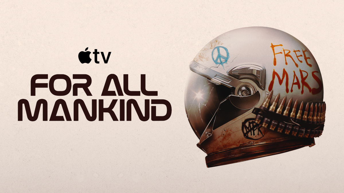 Apple TV Poster für die Serie «For All Mankind». Ein futuristischer Militärhelm mit Visier und Munitionsgürtel, verziert mit einem blauen Friedenszeichen und dem roten Schriftzug «FREE MARS». 