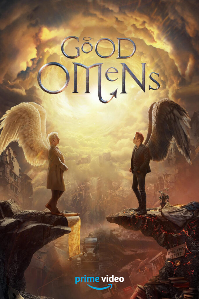 Filmplakat zu «Good Omens» zeigt zwei Männer mit ausgebreiteten Flügeln auf einem Felsvorsprung. Der eine hat weisse, der andere schwarze Flügel. Zwischen ihnen klafft eine Schlucht mit brennenden Trümmern. Dramatischer Himmel mit goldenen Wolken im Hintergrund. Prime Video Logo unten.