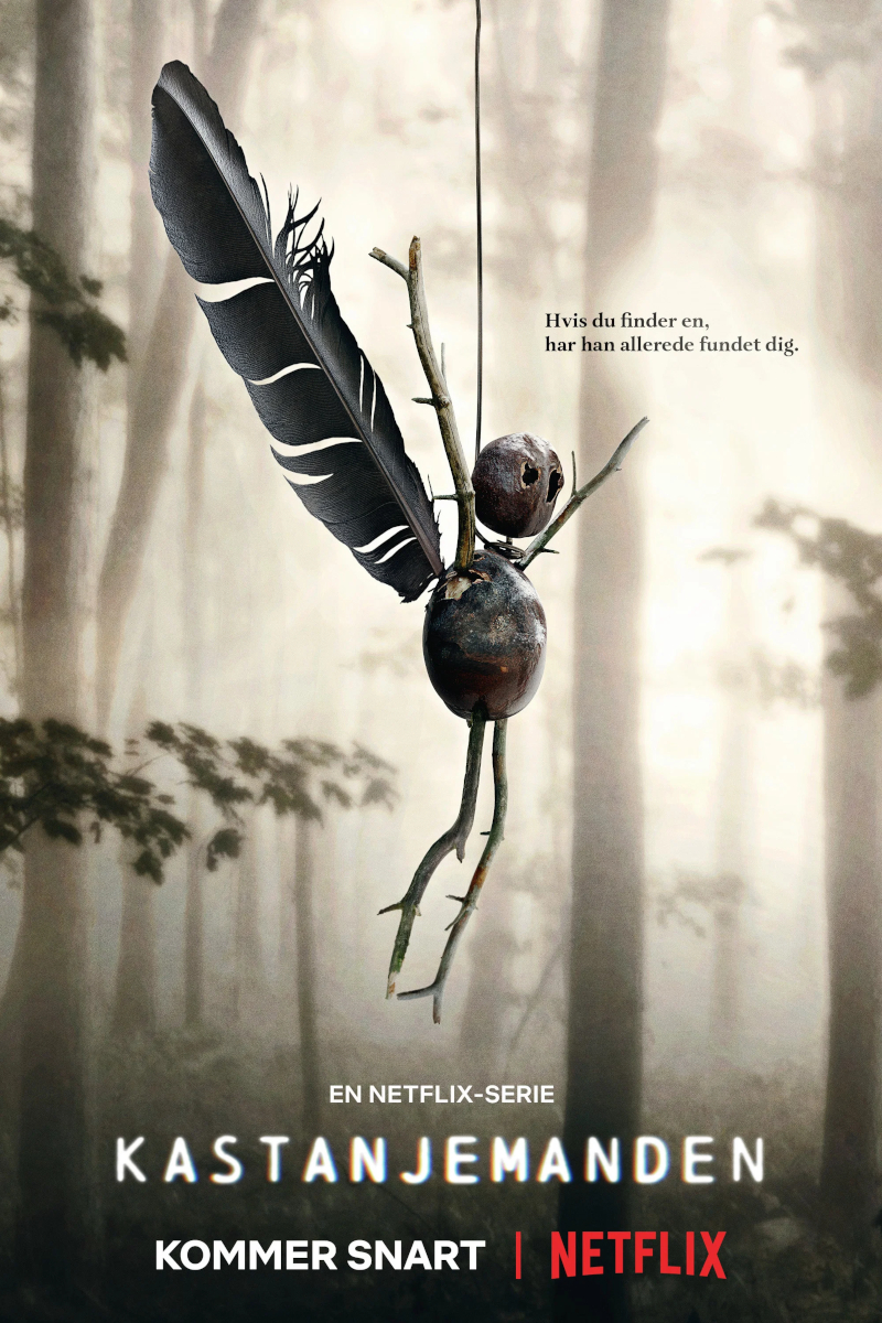 Netflix-Poster für die Serie «Kastanjemanden». Zeigt eine düstere Figur aus Kastanien und Stöcken mit schwarzer Feder, die in einem nebligen Wald hängt.