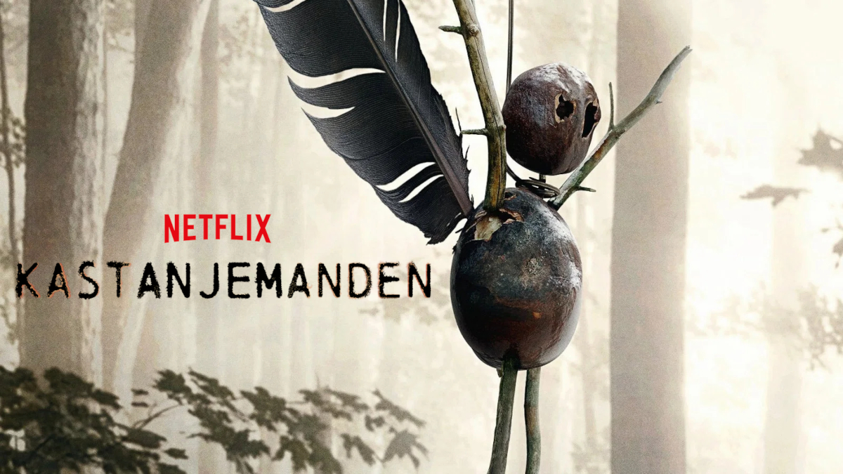 Netflix-Serie «Kastanjemanden»: Promotional Bild zeigt zwei dunkle Kastanien an grünen Stielen mit schwarzen und weissen Federn, vor einem hellen, nebligen Waldhintergrund. Die düstere Ästhetik unterstreicht den Thriller-Charakter der dänischen Krimiserie.