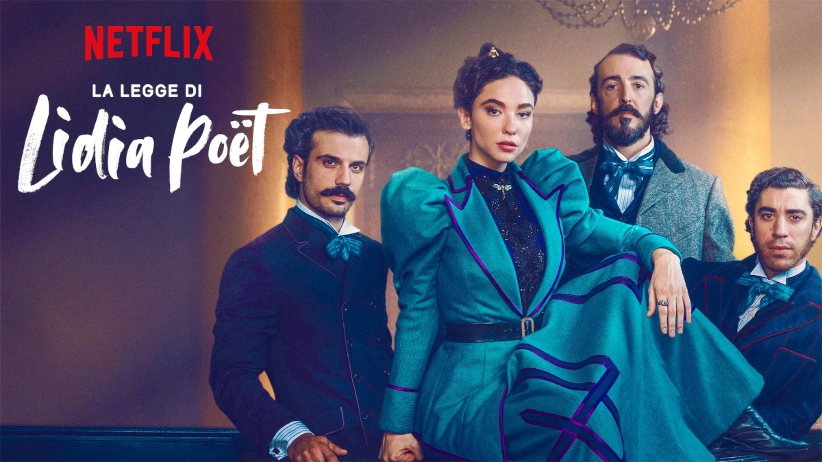 Poster für die Netflix-Serie «La Legge di Lidia Poët». Vier Personen in viktorianischer Kleidung posieren elegant vor warmem Licht. Im Zentrum eine Frau in türkisem Kleid mit Puffärmeln, umgeben von drei Männern in dunklen Anzügen mit Fliegen und Schnurrbärten.