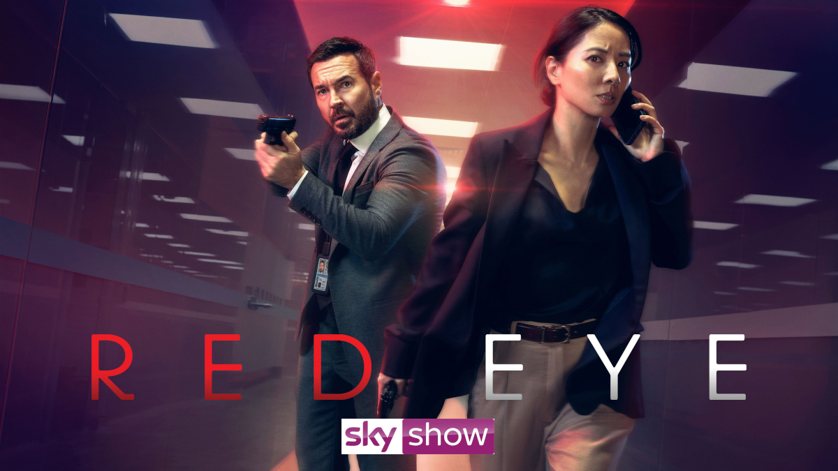 Poster der Serie «Red Eye» auf Sky Show. Es zeigt einen Mann im Anzug mit einer Waffe und eine Frau am Telefon, anscheinend in einem modernen Bürogebäude mit dramatischer roter Beleuchtung. Beide Charaktere wirken angespannt, was auf ein Action-Thriller-Setting hindeutet.