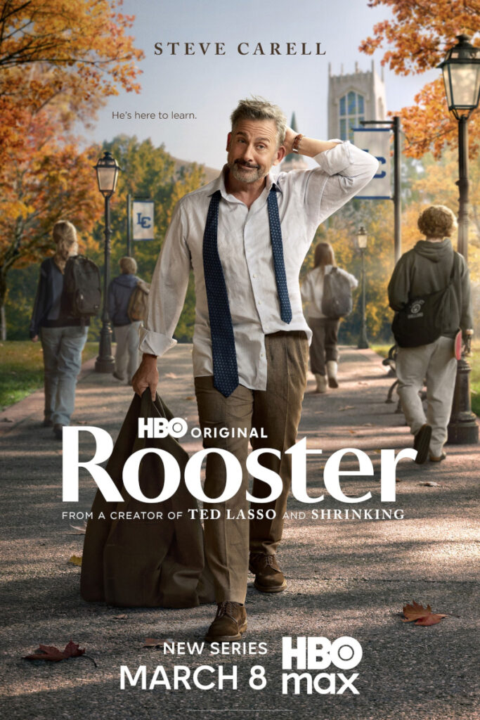 Filmplakat für die HBO-Serie «Rooster» mit Steve Carell. Ein Mann in weissem Hemd und blauer Krawatte kratzt sich am Kopf und trägt eine Reisetasche auf einem herbstlichen Universitätscampus. Text: «He's here to learn» und «New Series March 8 HBO Max».