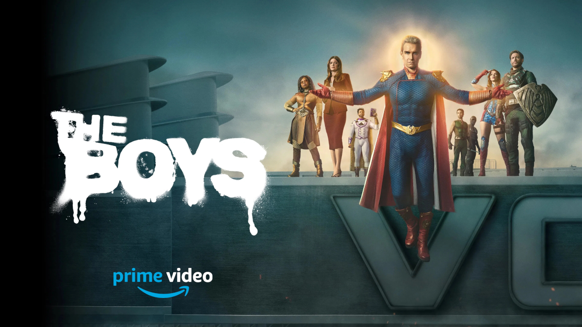 Poster für die Amazon Prime Video Serie «The Boys». Im Zentrum steht eine Superheldenfigur mit blauem Kostüm und rotem Umhang, umgeben von anderen Charakteren auf einem grossen «V»-Logo. Links ist der Serientitel in weisser, tropfender Schrift zu sehen.