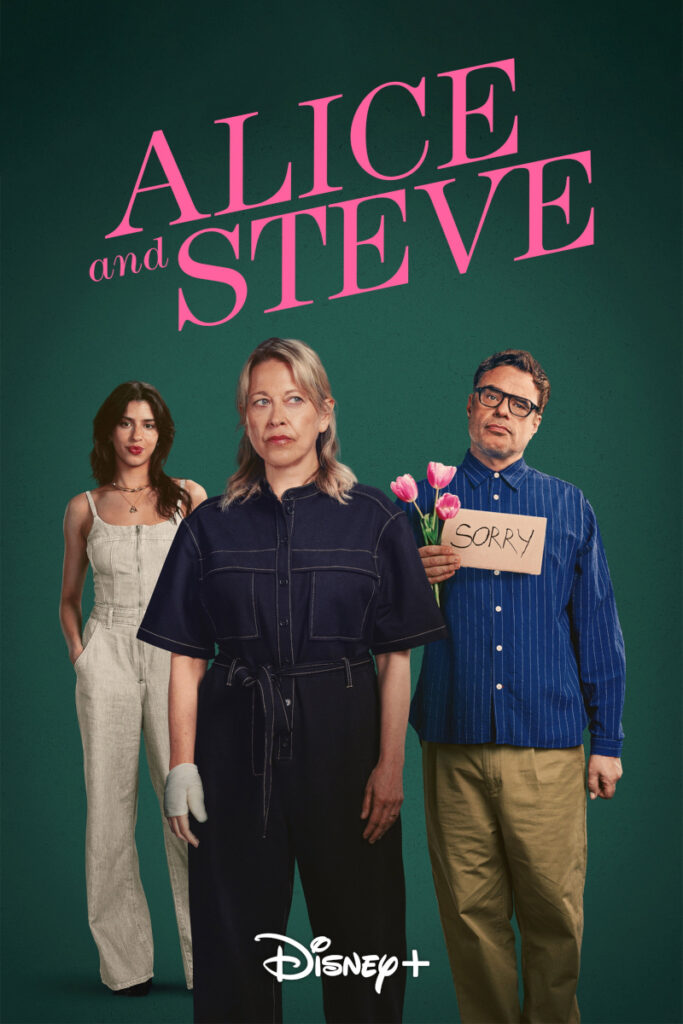 Poster der Disney+-Serie «Alice and Steve»: Drei Personen vor grünem Hintergrund – eine junge Frau, eine ältere Frau in dunklem Overall und ein Mann mit Brille, der Tulpen und ein Schild mit «Sorry» hält.