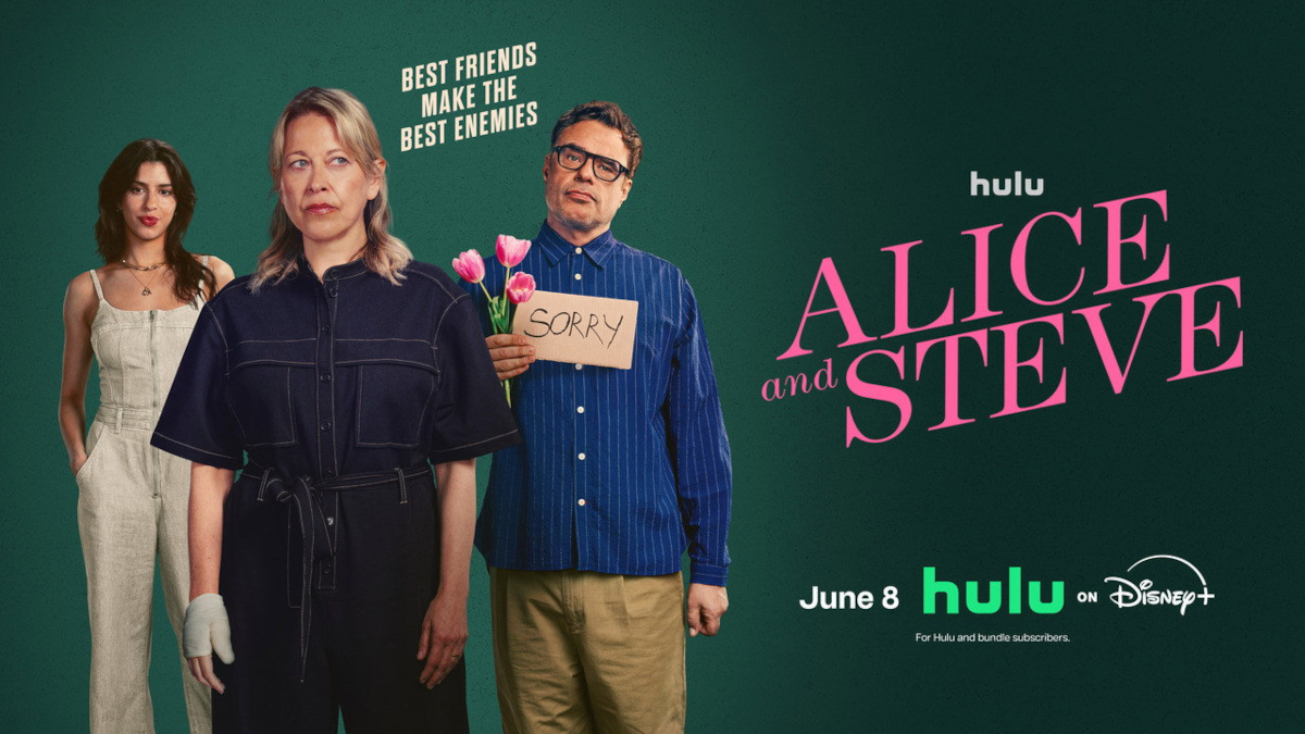 Poster für die Hulu-Serie «Alice and Steve». Drei Personen vor grünem Hintergrund: eine Frau mit Handschuh, ein Mann mit Blumen und «Sorry»-Schild, eine junge Frau. Slogan: «Best Friends Make the Best Enemies».