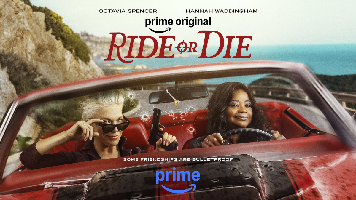 Poster der Amazon-Prime-Serie «Ride or Die»: Zwei Frauen in einem roten Cabrio – eine hält eine Pistole, eine andere das Steuer. Die Windschutzscheibe ist von Einschusslöchern durchsiebt. Slogan: «Some Friendships Are Bulletproof».
