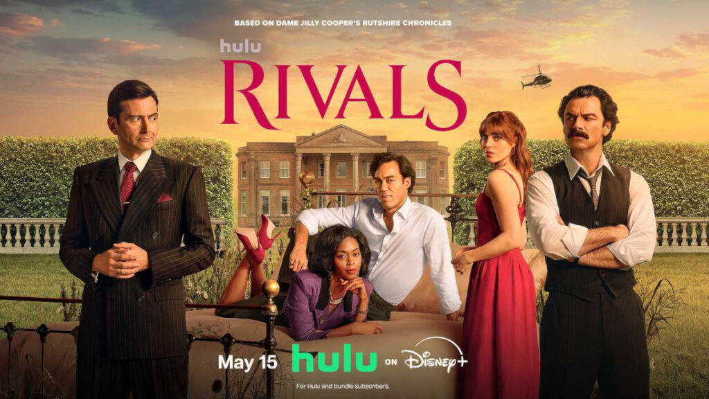 Serienposter «Rivals» (Hulu/Disney+): Fünf elegant gekleidete Personen vor einem herrschaftlichen Anwesen. Eine Frau liegt auf einem Bett im Freien, umgeben von Champagner. Dramatische Abendstimmung.
