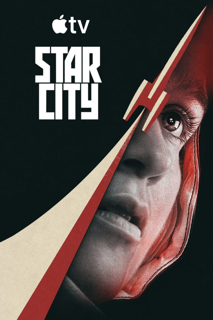 Serienposter von «Star City» auf Apple TV. Nahaufnahme eines Gesichts, das durch diagonal verlaufende rote und cremefarbene Streifen fragmentiert wird. Düstere, dramatische Bildsprache auf schwarzem Hintergrund.