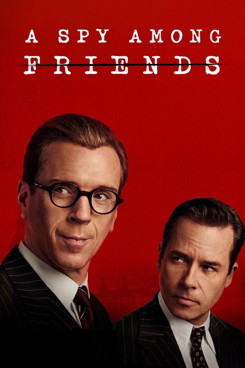 **Alt-Text:**Serienposter «A Spy Among Friends»: Zwei Männer in dunklen Nadelstreifenanzügen vor rotem Hintergrund. Der Mann links trägt eine Brille und lächelt leicht, der Mann rechts blickt ernst.