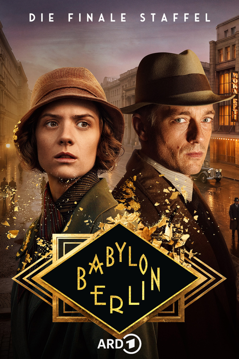 **Alt-Text:** Plakat zur finalen Staffel von «Babylon Berlin» (ARD): Eine junge Frau mit Topfhut und ein Mann mit Fedora vor nächtlicher Stadtkulisse der 1930er-Jahre. Goldene Blattfragmente umrahmen die Figuren.