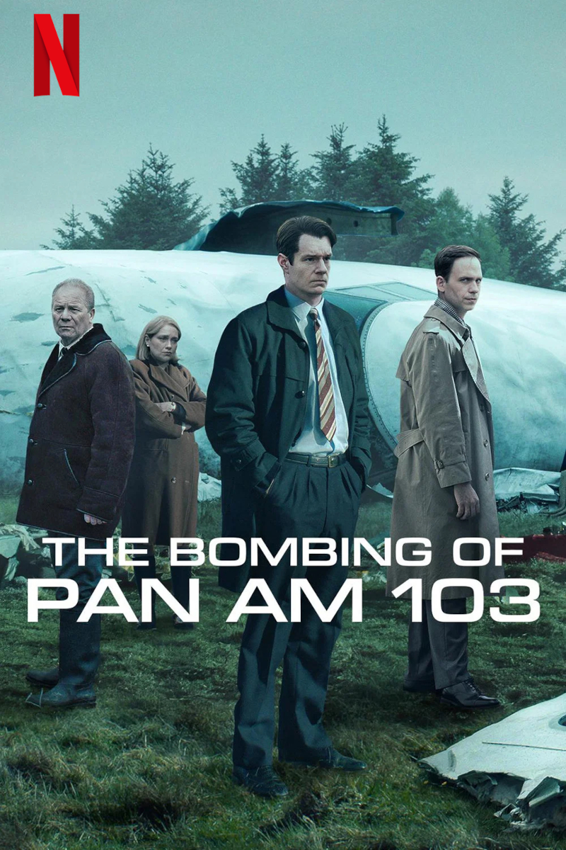 Netflix-Serienposter «The Bombing of Pan Am 103»: Drei Männer und eine Frau stehen ernst vor einem Flugzeugwrack in einer bewaldeten Landschaft.