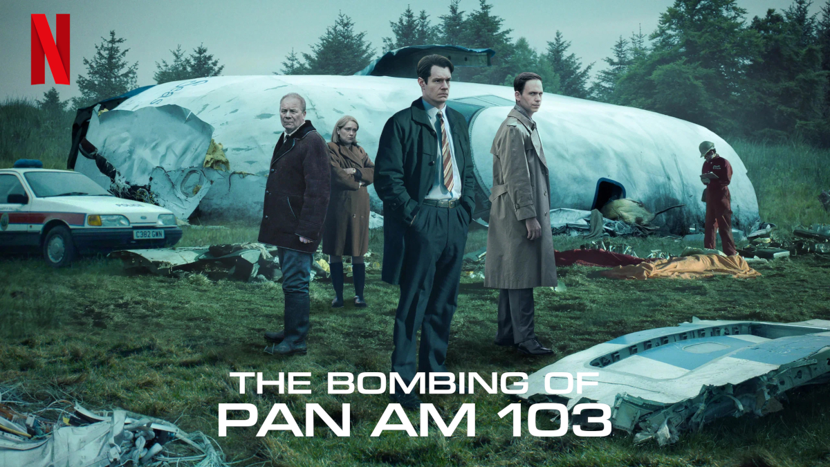 Poster der Netflix-Serie «The Bombing of Pan Am 103»: Vier Personen stehen vor dem Wrack eines abgestürzten Flugzeugs auf einer Wiese. Im Hintergrund untersucht eine Person in Schutzkleidung die Trümmer.