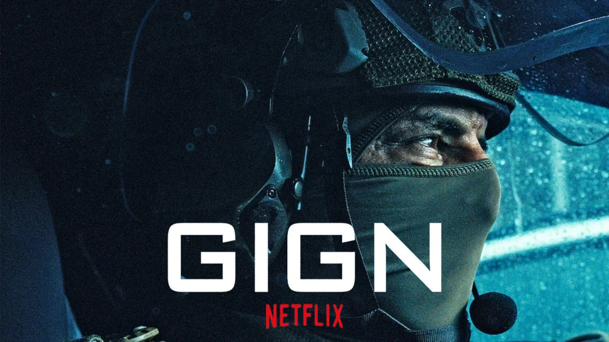 **Alt-Text:**Poster der Netflix-Serie «GIGN»: Eine maskierte Person in taktischer Ausrüstung mit Helm und Kommunikations-Headset vor dunklem, regennassem Hintergrund.