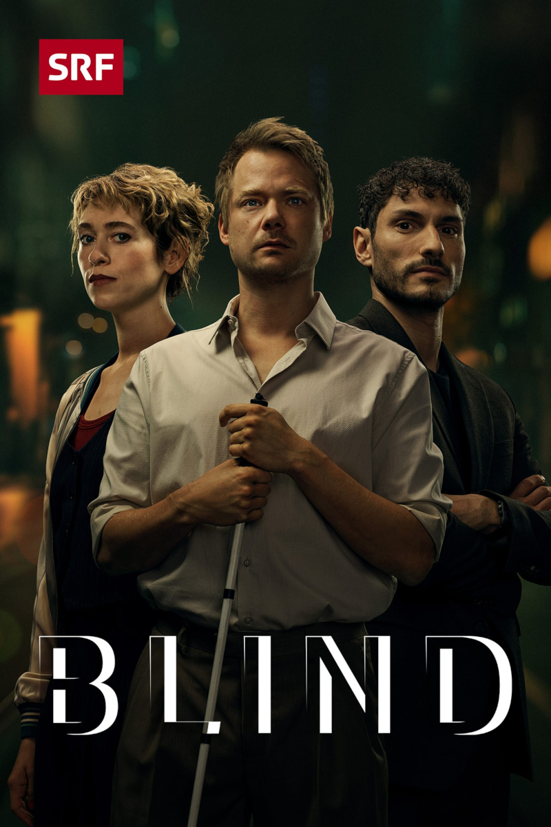 **Alt-Text:** Serienposter «Blind» (SRF): Drei Personen vor dunklem Hintergrund – eine Frau links, ein Mann mit weissem Blindenstock in der Mitte, ein Mann rechts. Unten der Serientitel «Blind».