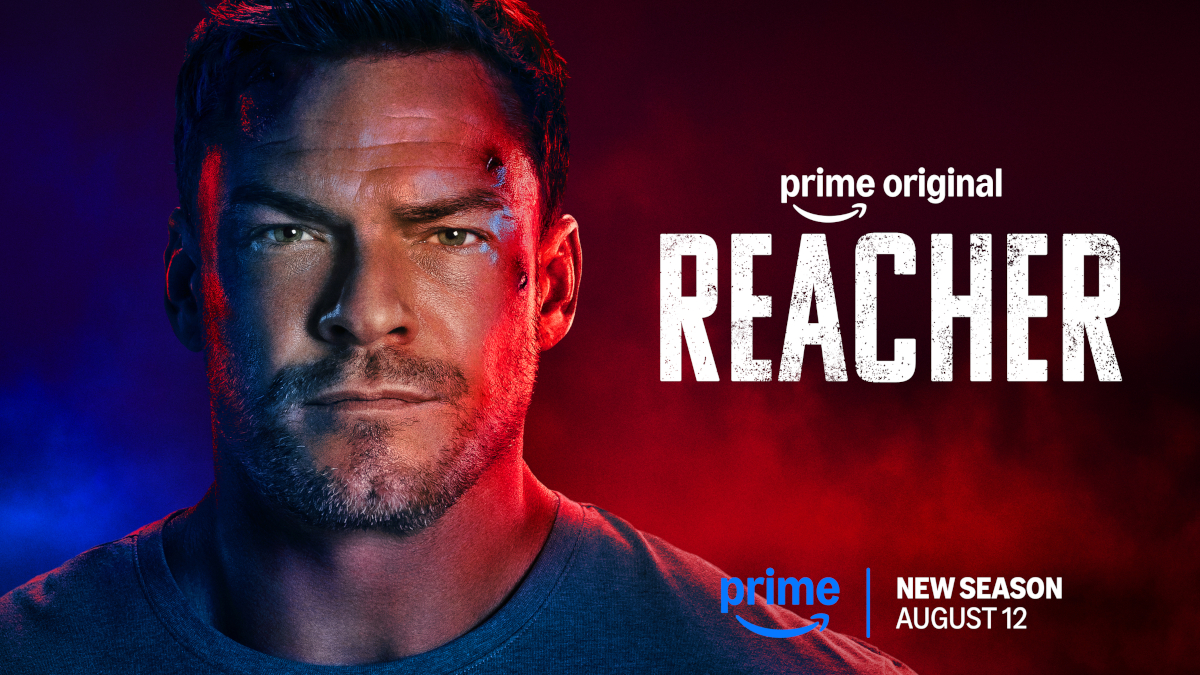 **Alt-Text:**Poster der Prime-Original-Serie «Reacher»: Ein muskulöser Mann mit kurzem Haar und Dreitagebart blickt ernst in die Kamera. Der Hintergrund ist in rotes und blaues Licht getaucht. Text: «New Season, August 12».