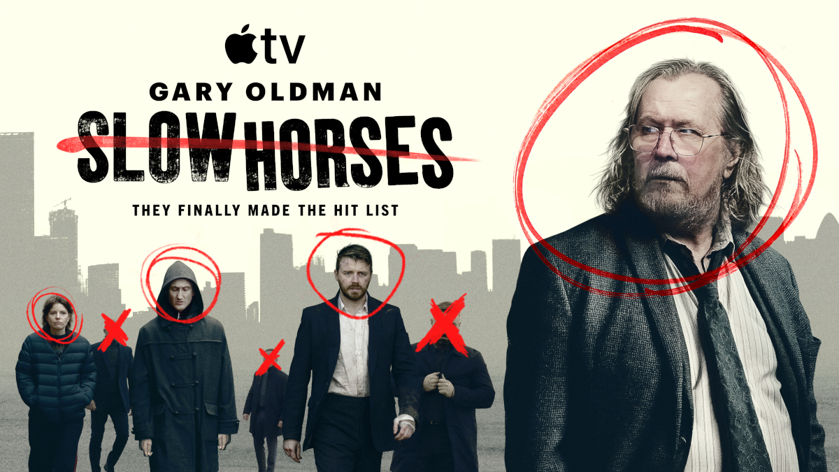 **Alt-Text:**Poster der Apple-TV-Serie «Slow Horses» mit Gary Oldman. Vier Personen gehen durch eine urbane Kulisse, einige mit roten Kreisen und Kreuzen markiert. Tagline: «They finally made the hit list».